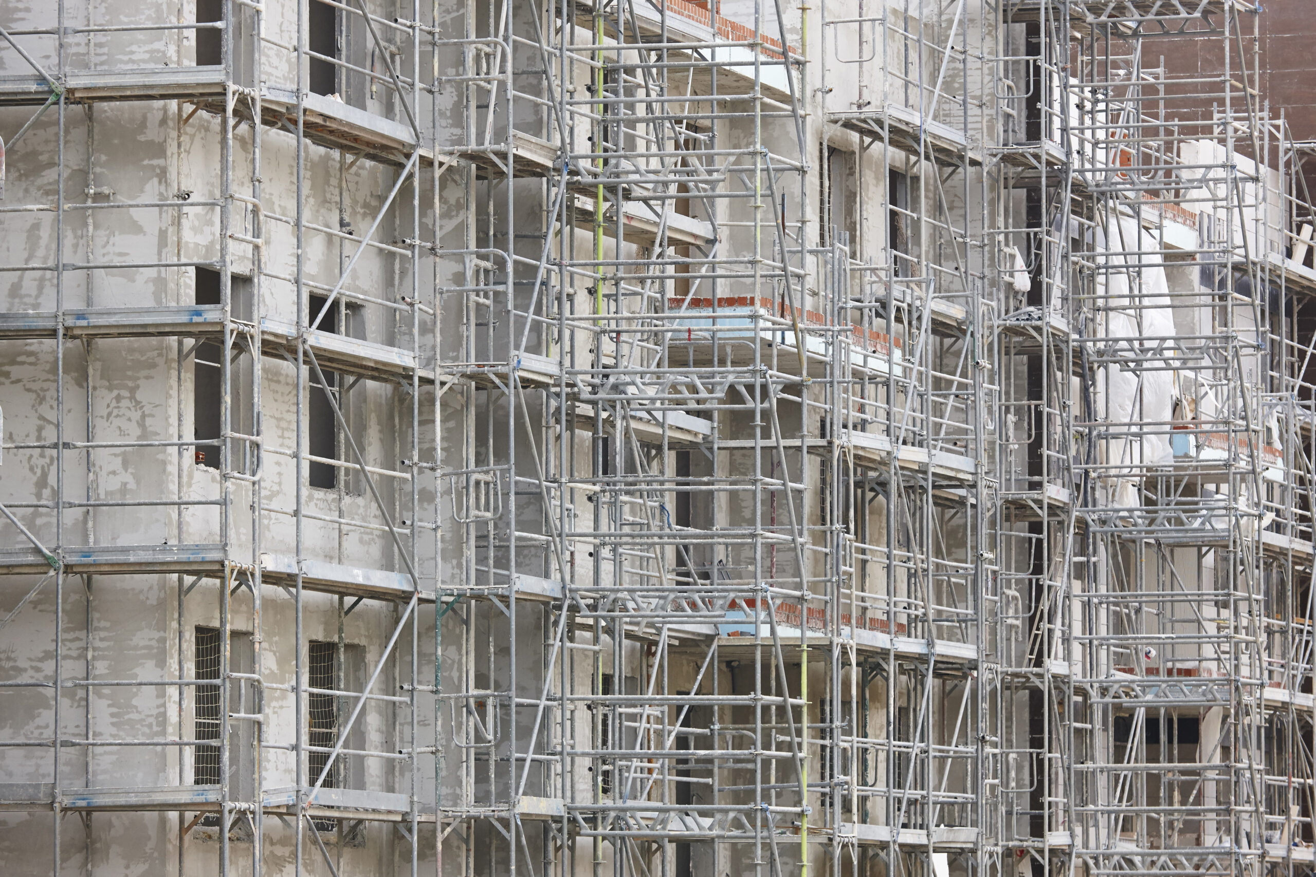 Scaffolding structure on a building